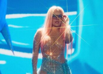 Demandan a Karol G por plagio de “Don’t be shy”; la canción original sería de 1998