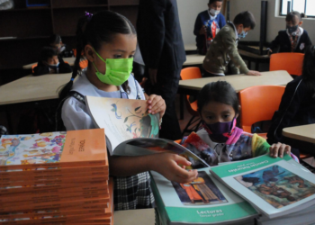 Docentes y padres de familia de NL protestan en rechazo a libros de texto de la SEP