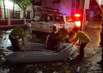 Rescatan en San José del Cabo a tres personas atrapadas en su auto por lluvias de Hilary