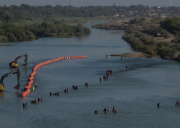 Hallan dos cuerpos sin vida en el muro de boyas que colocó el Gobierno de Texas en el río Bravo
