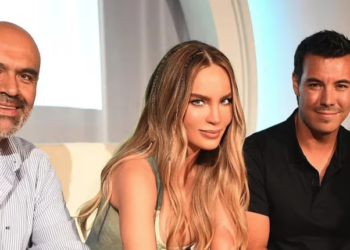 Belinda firma contrato musical