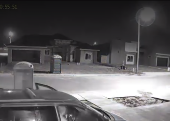 Roban unidad de aire acondicionado de una casa en construcción