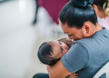 Beneficia a madres plática de lactancia materna