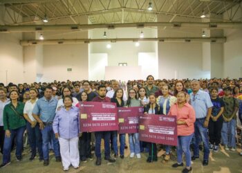 Inició la entrega de Becas Universitarias