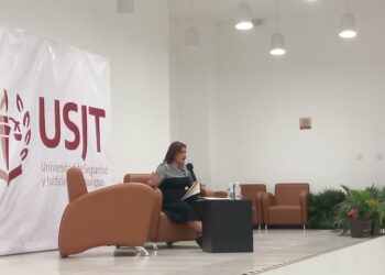 Imparte conferencia la periodista Martha Olivia López Medellín en la USJT