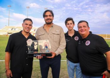 Reconocen carrera deportiva de Xavi Báez