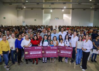 Reciben familias de Reynosa Becas Municipales “Contamos Contigo 2023”
