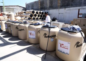 Familias victorenses reciben tinacos de parte del gobernador