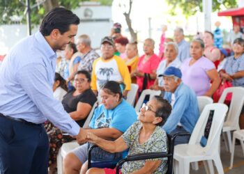 Reciben abuelitos resultados médicos