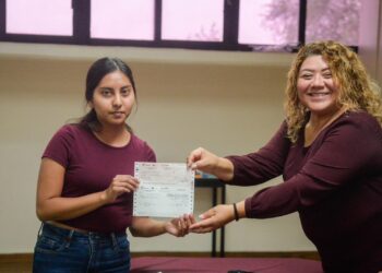 Reciben becas alumnos de la Universidad Tecnológica de Nuevo Laredo