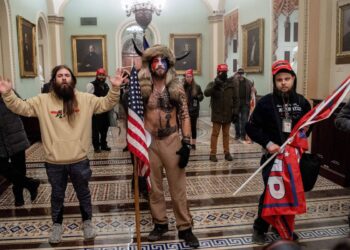 Sentencian a 17 años de cárcel a líder de grupo ultraderechista por asalto al Capitolio en EU