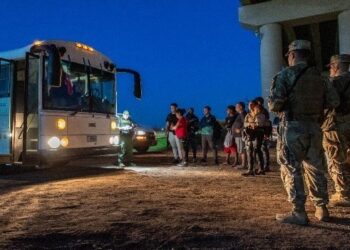 Infante muere en autobús de migrantes, iba de Texas a Chicago