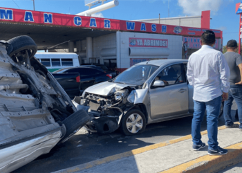 Vuelca en choque e impacta a otro auto
