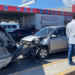 Vuelca en choque e impacta a otro auto