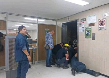 Vuelve a fallar elevador del IMSS: rescatan a 7 personas en clínica de Coahuila