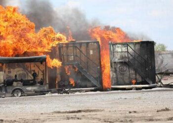 Incendio en fábrica de Salinas Victoria, NL, obliga a evacuar a más de mil personas