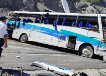 Accidente de autobús en Oaxaca deja 16 migrantes muertos