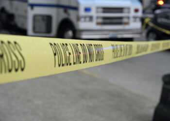 Encuentran hombre muerto dentro de un vehículo sumergido en un canal