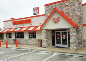 Mujer escapa de agresión sexual en un Whataburger