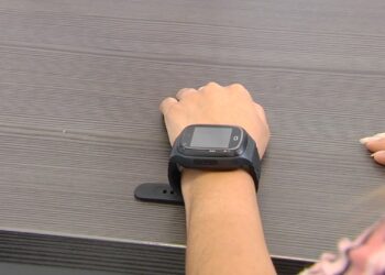 Apodaca ofrece apoyo a mujeres víctimas de violencia mediante relojes salvavidas