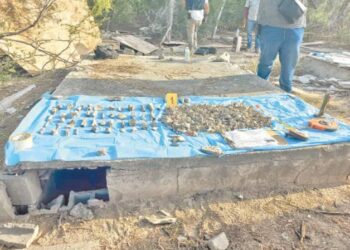 Descubren más restos humanos