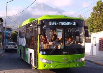 Pese a “reestructuración”, sistema de transporte sigue dando mal servicio en Nuevo León
