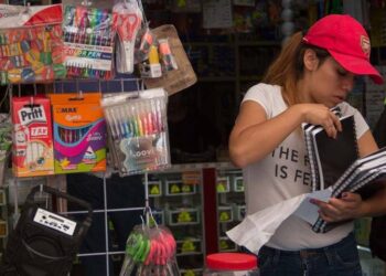 Inflación encarece útiles de cara al nuevo ciclo escolar: cuadernos y plumas, los más afectados