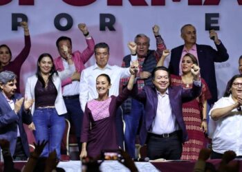 Claudia Sheinbaum recibe constancia como coordinadora de los comités de defensa de la 4T