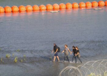 Juez ordena a Texas retirar barrera de boyas en frontera con México