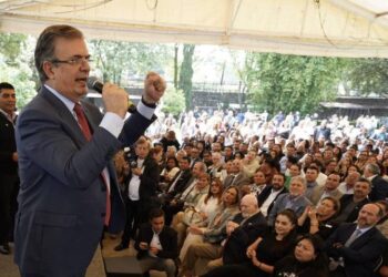 Marcelo Ebrard crea movimiento político, pero continúa en Morena