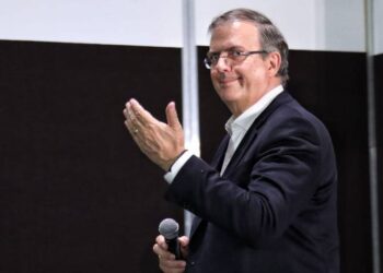 Morena admite queja de Marcelo Ebrard contra encuesta