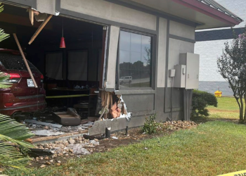 Conductor choca contra un Denny’s en Texas, dejando 23 heridos