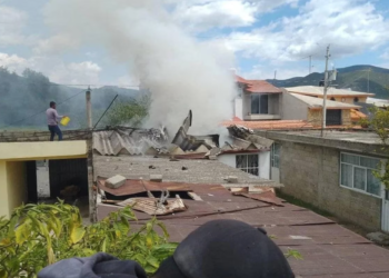 Avioneta se estrelló contra una vivienda en Puebla; hay tres muertos