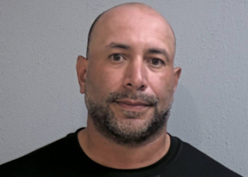 Se hace pasar por policía