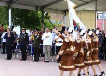 Deposita Gobernador ofrenda floral en honor a los héroes de la independencia
