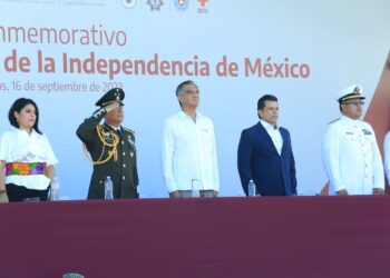 Gobernador preside desfile conmemorativo del 213 aniversario de la independencia