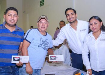 Invita Alcalde de Reynosa a egresados universitarios a recoger su Beca