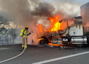 Incendia grupo armado autos en Carretera Nacional luego de enfrentamiento en Dr. Arroyo