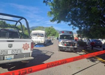 Muere aplastada por microbús