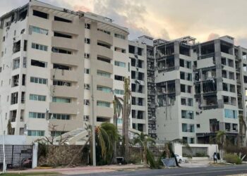 Familias prefieren dejar Acapulco por falta de ayuda e inseguridad tras paso de Otis
