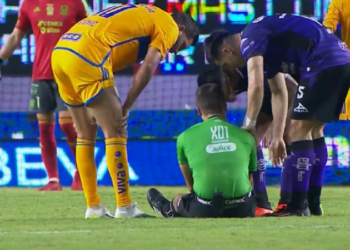 Árbitro se acalambra en pleno partido entre Mazatlán vs Tigres