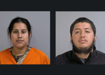 Padres acusados de dejar solo a un bebé en un automóvil sin llave