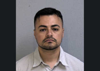 Oficial de policía amenaza con matar a sus colegas