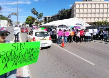 Trabajadores de los juzgados federales mantienen cerrados dos carriles de la avenida Hidalgo