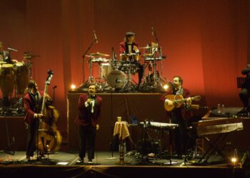 Enjambre: Noches de Salón “Cuando el rock se convierte en bolero”