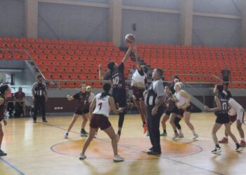 Inicia Liga Estatal INDE de Basquetbol con participación de 70 equipos