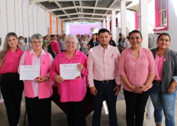 Mujeres de CEDES Victoria reciben conferencia para prevenir violencia y cáncer de mama