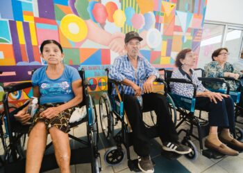 Gobierno de Carlos Peña Ortiz apoya con entrega de 15 sillas de ruedas