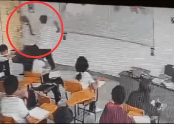 Ataca a su maestra de español con arma blanca en plena clase