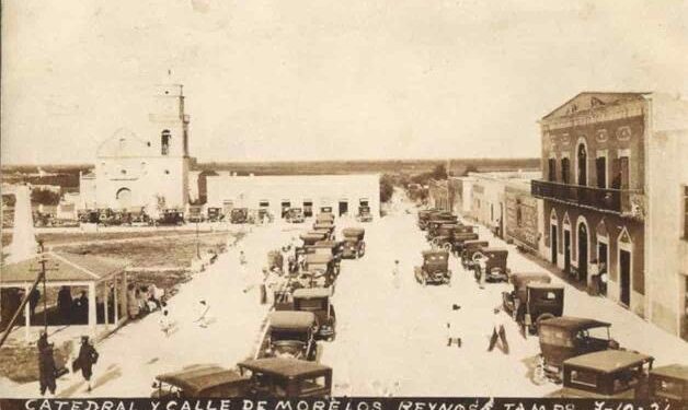 Plaza principal saturada de carros durante la inauguración del Puente Internacional Reynosa-Hidalgo, el 10 de julio de 1926.